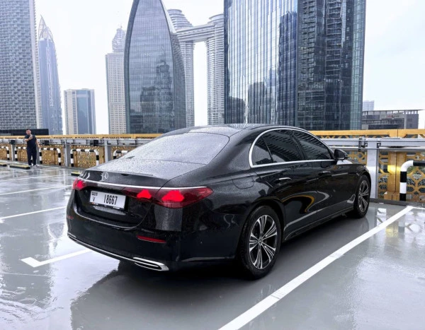  Black Mercedes E200 Photo 