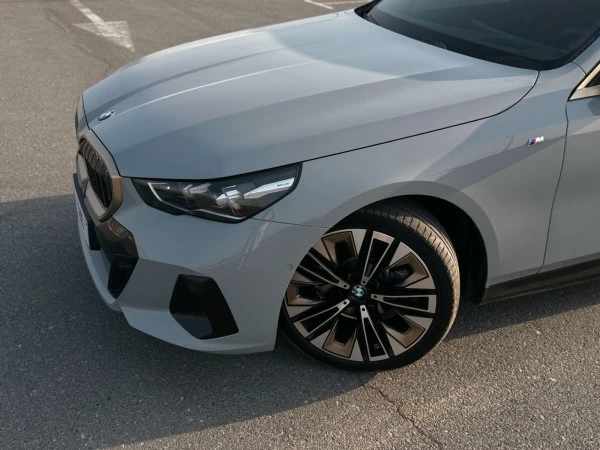  Nardo grey BMW 520i Photo 