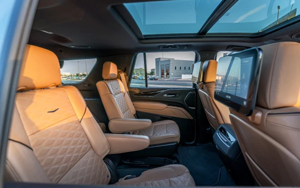  White Cadillac Escalade Photo 