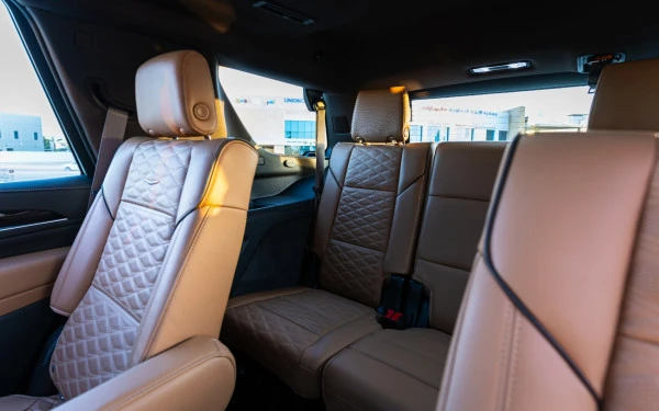  White Cadillac Escalade Photo 