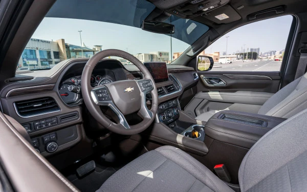  White Chevrolet Tahoe Photo 
