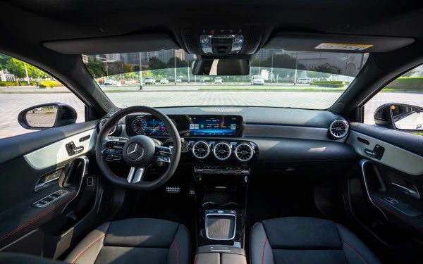  White Mercedes A200 Photo 